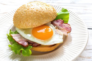 Burger sandviç kızarmış yumurta, pastırma ve salata ile