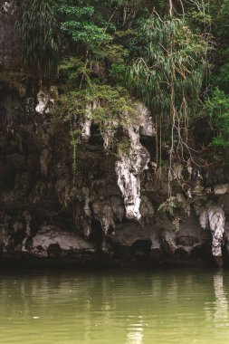 Zümrüt lagün ile çevrili kireçtaşı kayalıklar