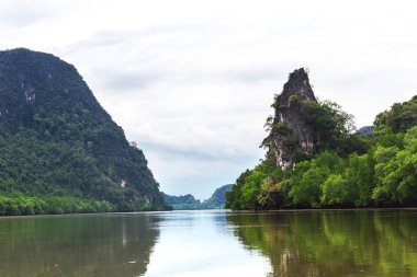 Zümrüt lagün ile çevrili kireçtaşı kayalıklar