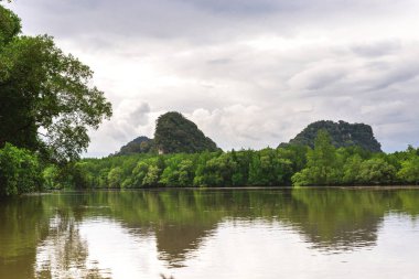 Zümrüt lagün ile çevrili kireçtaşı kayalıklar