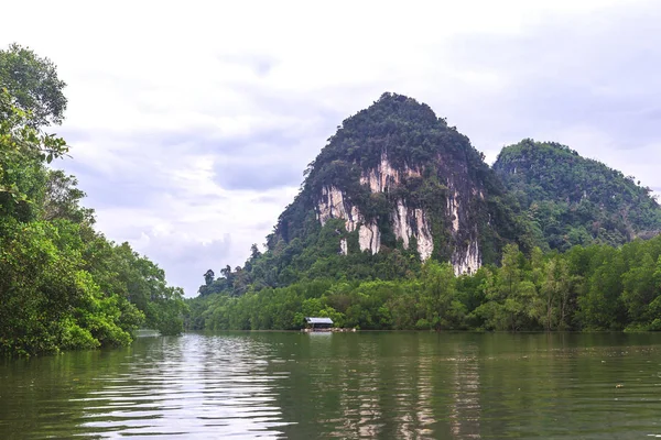 Pedras calcárias cercadas pela lagoa de esmeralda — Fotografia de Stock