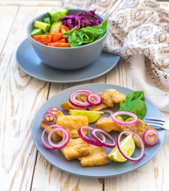 Çıtır çıtır kızarmış balık tilapia ve yeşil sebze salatası