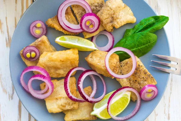 Knusprig gebratener Fisch Tilapia mit Limetten und eingelegten Zwiebeln — Stockfoto