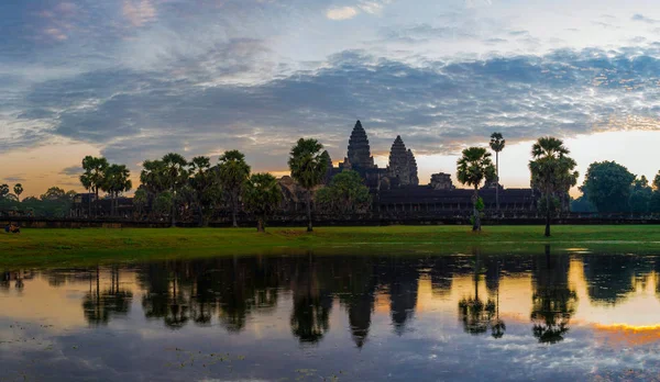 Zonsopgang bij Angkor Wat tempel. Twillings tijd. — Stockfoto
