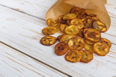 Ev yapımı gevrek muz fiş. Vejeteryan ve vegan kavramı.