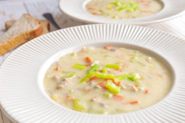 Geleneksel Nijerya sebze çorbası Mısır fleur ile karışık.