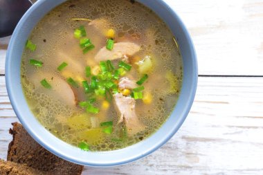 Geleneksel Nijeryalı Mısır ve Füme tavuk çorbası temizleyin