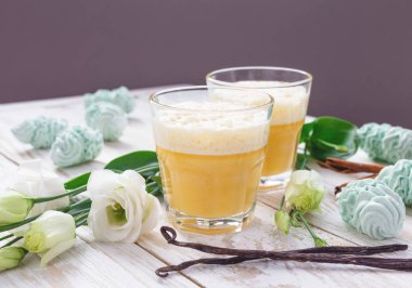 Yumurta likörü, hatmi tatlı ve beyaz eustoma çiçekler. Paskalya co