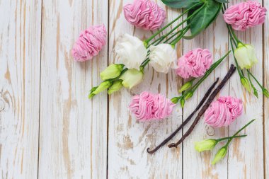 Ev yapımı hatmi tatlı, vanilya çubukları ve beyaz eustoma f