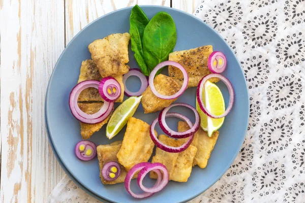 Knusprig gebratener Fisch Tilapia mit Limetten und eingelegten Zwiebeln — Stockfoto