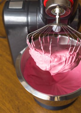 Karışık yumurta ve gıda işlemci berry syrop