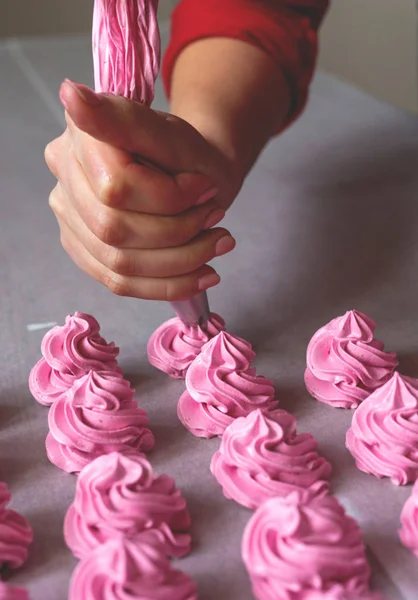 Raws of home marshmallow desert making with cream injector — Fotografie, imagine de stoc