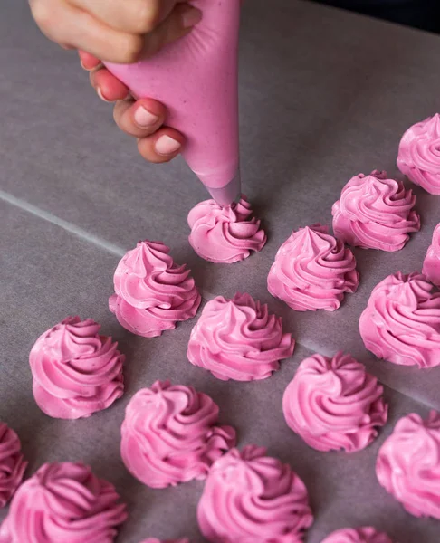 Hausgemachtes Marshmallow-Dessert mit Sahne-Injektor — Stockfoto