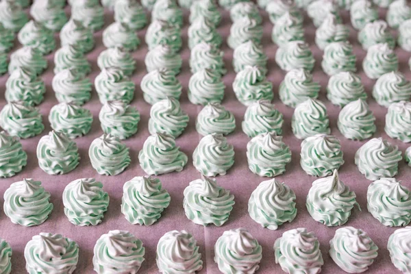 Řadách domácí mátový marshmallow dezert. Výroba — Stock fotografie