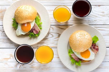 Burger sandviç, kahvaltıda çay ve portakal suyu fincan
