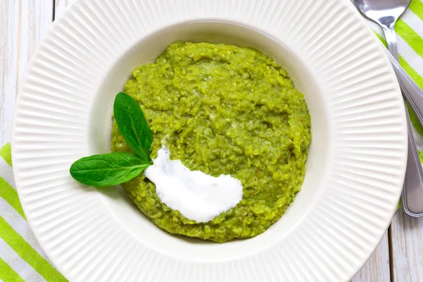 Green pease puree pudding with spinach and spices — Stock Photo, Image