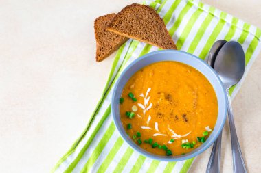 Ezo sebze püresi çorba havuç ile karışık.