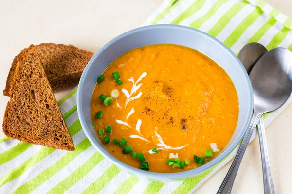 Красная чечевица смешанный овощной суп пюре с морковью — стоковое фото