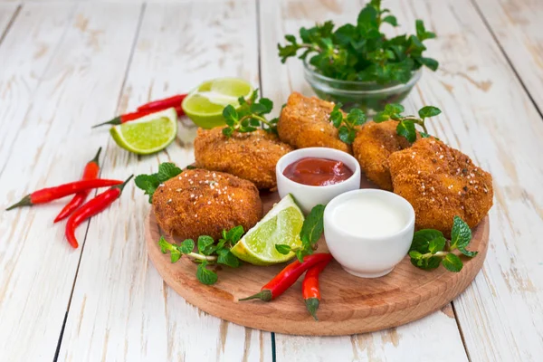 Spanische Kroketten (Kroketten) mit Garnelen, Minze und Chilly — Stockfoto