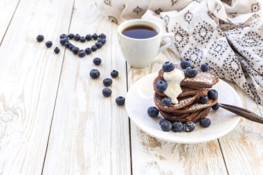 Sıcak kahve ve buğday yaban mersini çikolatalı krep