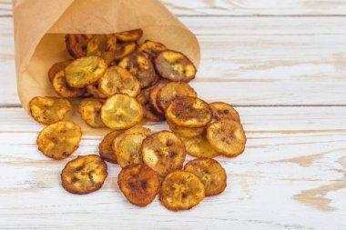 Ev yapımı gevrek muz fiş. Vejeteryan ve vegan kavramı.
