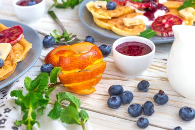 Belçika waffle ile yaban mersini, Kan portakalı, krem şanti. BRE