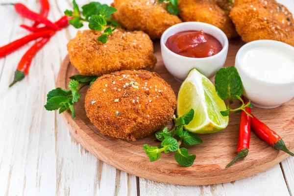 Spanische Kroketten (Kroketten) mit Garnelen, Minze und Chilly — Stockfoto