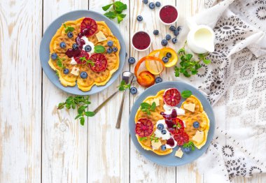 Belçika waffle ile yaban mersini, Kan portakalı, krem şanti. BRE