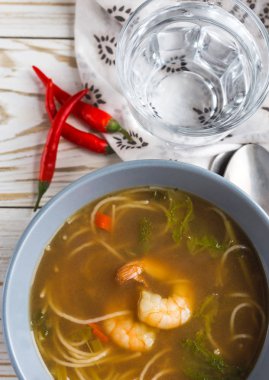 Basit bir Tay karides, limon, biber ve erişte çorbası