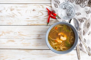 Basit bir Tay karides, limon, biber ve erişte çorbası