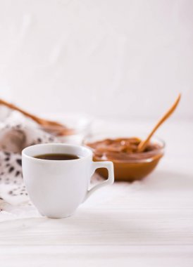 Ev yapımı erimiş karamel sos ve kahve kase