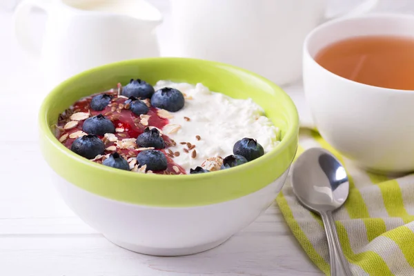 Farina d'avena con mirtilli, marmellata e yogurt con tè — Foto Stock