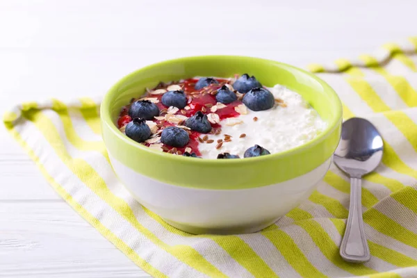 Farina d'avena con mirtilli, marmellata di lamponi, semi di lino e yogurt — Foto Stock