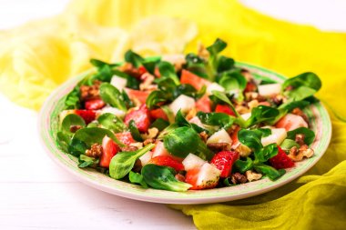 Çilek, ıspanak, ceviz ve keçi peyniri salatası