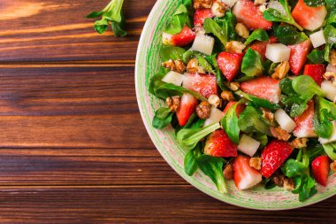 Çilek, ıspanak, ceviz ve keçi peyniri salatası