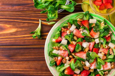 Çilek, ıspanak, ceviz ve keçi peyniri salatası