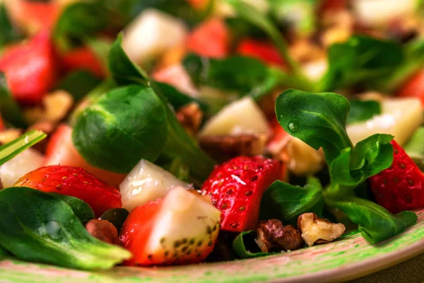 Salada com morango, espinafre, nozes e queijo de cabra — Fotografia de Stock