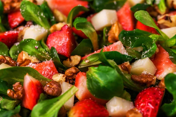 딸기, 시금치, 호두와 염소 치즈 샐러드 — 스톡 사진