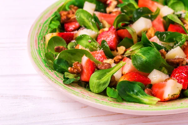 Salada com morango, espinafre, nozes e queijo de cabra — Fotografia de Stock