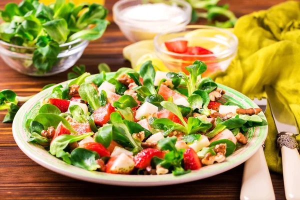 Salada com morango, espinafre, nozes e queijo de cabra — Fotografia de Stock