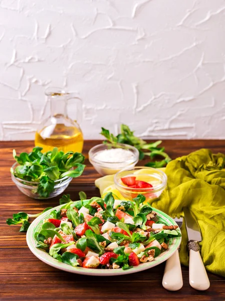 Saláta, spenót, dió, eper és kecskesajt — Stock Fotó