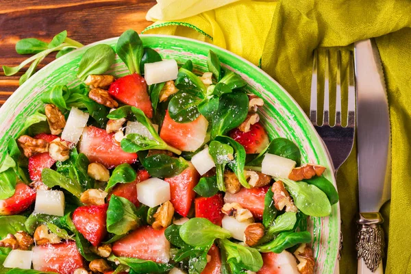 Salada com morango, espinafre, nozes e queijo de cabra — Fotografia de Stock