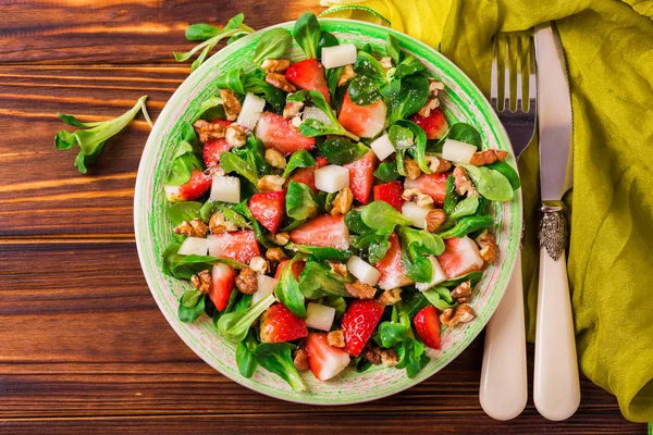 Salada com morango, espinafre, nozes e queijo de cabra — Fotografia de Stock