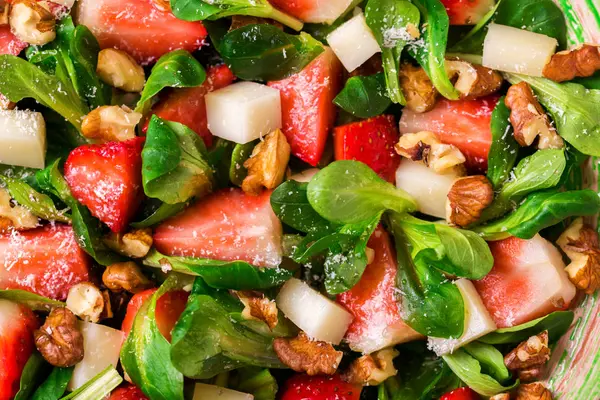 草莓、 菠菜、 核桃和羊奶酪沙拉 — 图库照片