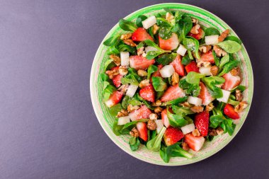 Çilek, ıspanak, ceviz ve keçi peyniri salatası