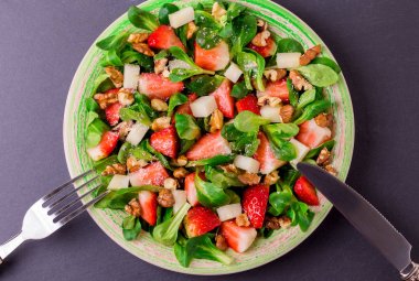 Çilek, ıspanak, ceviz ve keçi peyniri salatası