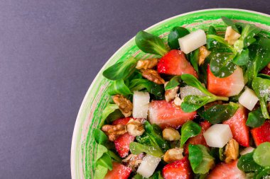 Çilek, ıspanak, ceviz ve keçi peyniri salatası