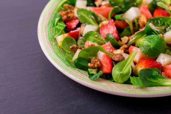 Salade met aardbeien, spinazie, walnoten en geitenkaas — Stockfoto