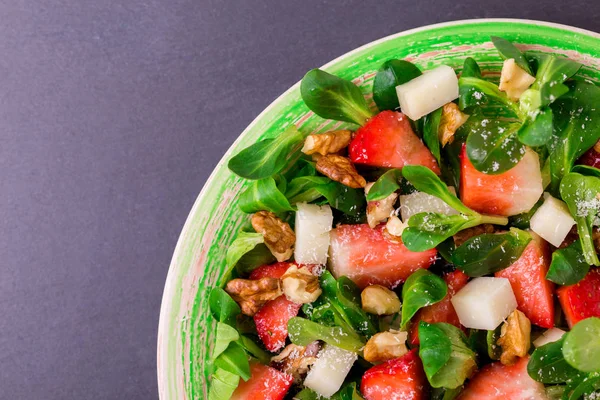 Salada com morango, espinafre, nozes e queijo de cabra — Fotografia de Stock