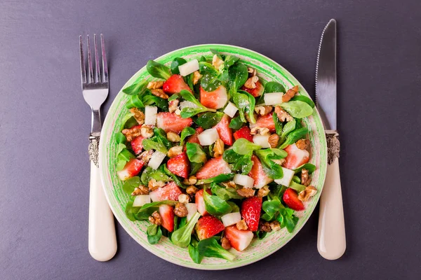 Salada com morango, espinafre, nozes e queijo de cabra — Fotografia de Stock